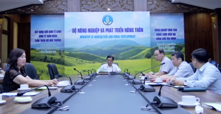 Bộ trưởng Lê Minh Hoan chủ trì cuộc họp. Cuộc họp bắt đầu từ 19 giờ kéo dài đến 21 giờ. Ảnh: AH