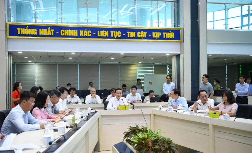Bộ trưởng Bộ TN&MT Trần Hồng Hà sang thăm, động viên cán bộ, nhân viên Tổng cục Khí tượng thuỷ văn quốc gia và trao đổi về công tác dự báo bão số 4. Bộ trưởng Bộ TN&MT Trần Hồng Hà sang thăm, động viên cán bộ, nhân viên Tổng cục Khí tượng thuỷ văn quốc gia và trao đổi về công tác dự báo bão số 4.
