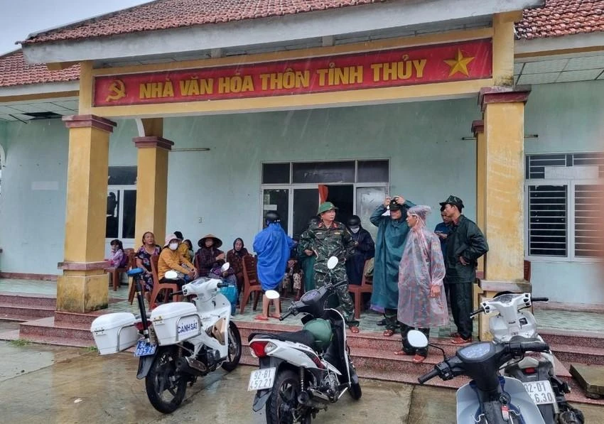 Người dân Quảng Nam sơ tán trước giờ bão số 4 đổ bộ. Ảnh: THANH NHẬT