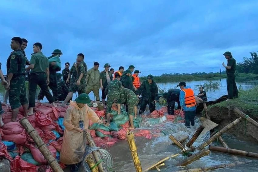 Lực lượng chức năng cứu đê ở xã Hưng Đạo bị vỡ khoảng 5m. Ảnh: Đắc Lam Lực lượng chức năng cứu đê ở xã Hưng Đạo bị vỡ khoảng 5m. Ảnh: Đắc Lam