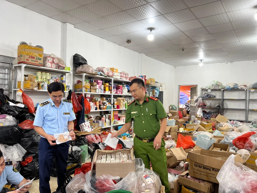 Đoàn kiểm tra liên ngành đồng loạt kiểm tra ba tổng kho, cửa hàng kinh doanh lớn trên địa bàn tỉnh Tuyên Quang. Ảnh: DMS Đoàn kiểm tra liên ngành đồng loạt kiểm tra ba tổng kho, cửa hàng kinh doanh lớn trên địa bàn tỉnh Tuyên Quang. Ảnh: DMS