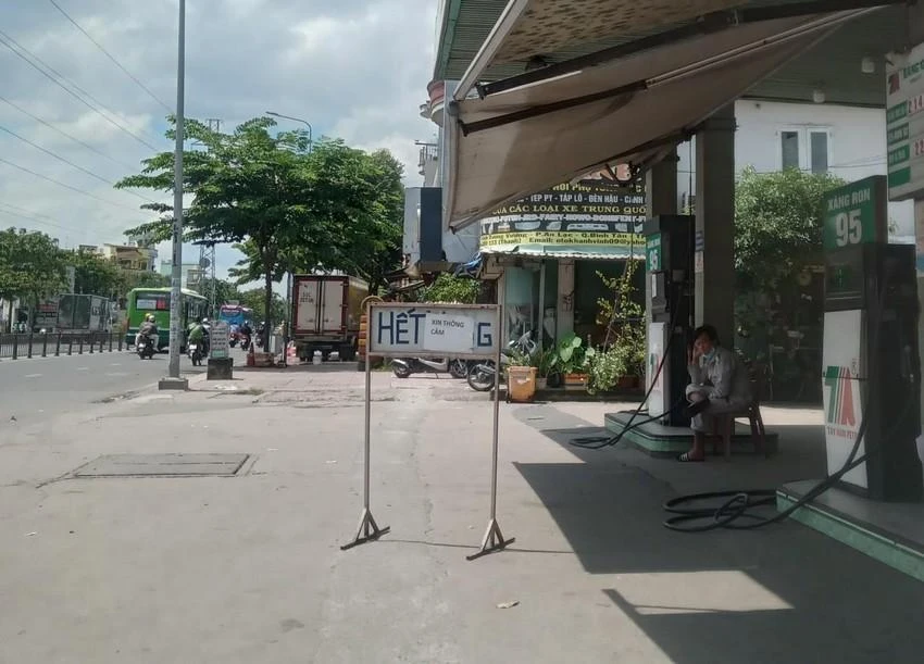 Một cửa hàng trên đường Kinh Dương Vương, quận Bình Tân khách hàng treo biển hết xăng. Ảnh chụp ngày 5-9. Ảnh: TÚ UYÊN