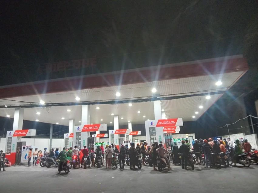 Người dân xếp hàng dài chờ mua xăng tại một cửa hàng xăng dầu ở quận Tân Phú, TP.HCM tối 9-10. Ảnh: TÚ UYÊN Người dân xếp hàng dài chờ mua xăng tại một cửa hàng xăng dầu ở quận Tân Phú, TP.HCM tối 9-10. Ảnh: TÚ UYÊN