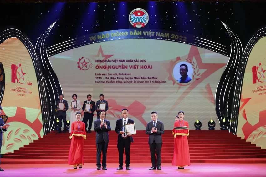 Phó Thủ tướng Chính phủ Lê Văn Thành, Phó Trưởng ban Tuyên giáo trung ương , Tổng biên tập báo Nhân Dân Lê Quốc Minh trao danh hiệu và kỷ niệm chương cho các nông dân Việt Nam xuất sắc. Ảnh: DV