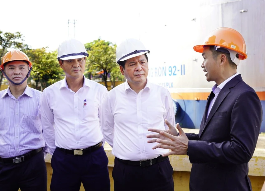 Lãnh đạo Petrolimex báo cáo với Bộ trưởng Nguyễn Hồng Diên về tình hình cung ứng xăng dầu. Ảnh: BCT Lãnh đạo Petrolimex báo cáo với Bộ trưởng Nguyễn Hồng Diên về tình hình cung ứng xăng dầu. Ảnh: BCT