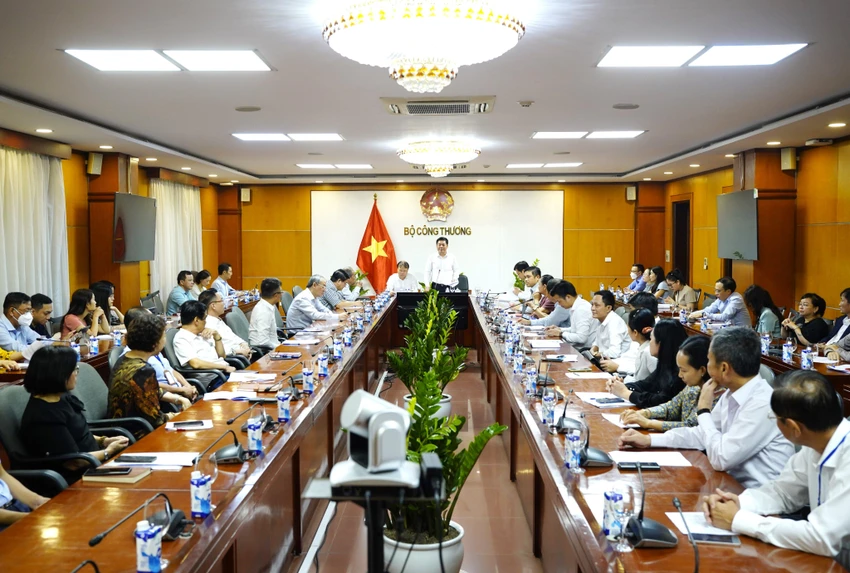 Bộ Công Thương tổ chức họp với Hiệp hội Xăng dầu Việt Nam và 31 doanh nghiệp đầu mối kinh doanh xăng dầu. Ảnh: BCT