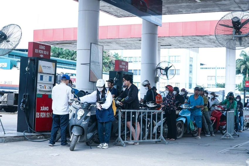 Người dân Hà Nội xếp hàng đổ xăng. Ảnh: PHI HÙNG Người dân Hà Nội xếp hàng đổ xăng. Ảnh: PHI HÙNG