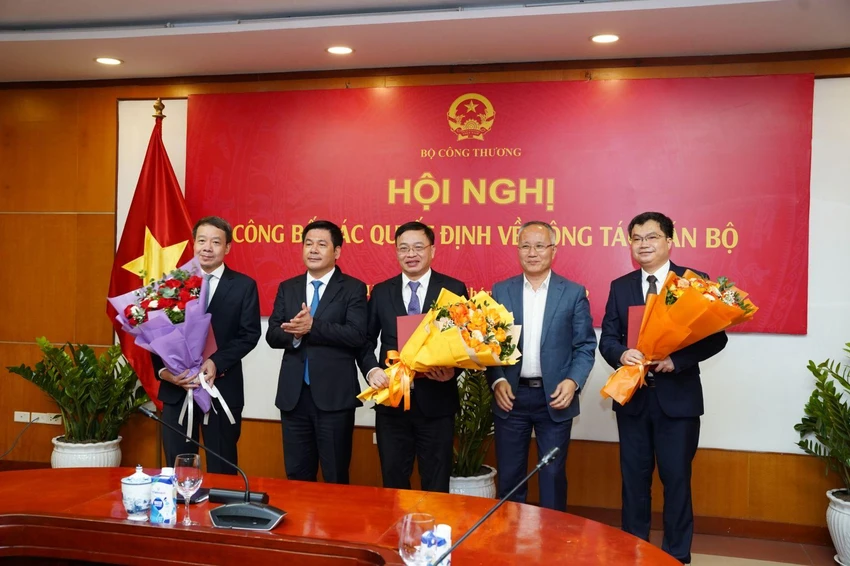Bộ trưởng Nguyễn Hồng Diên và Thứ trưởng Trần Quốc Khánh trao quyết định và hoa cho ba nhân sự vừa được bổ nhiệm (Từ trái qua gồm các ông: Lý Quốc Hùng, Nguyễn Anh Tuấn, Trần Việt Hòa). Ảnh: BCT Bộ trưởng Nguyễn Hồng Diên và Thứ trưởng Trần Quốc Khánh trao quyết định và hoa cho ba nhân sự vừa được bổ nhiệm (Từ trái qua gồm các ông: Lý Quốc Hùng, Nguyễn Anh Tuấn, Trần Việt Hòa). Ảnh: BCT