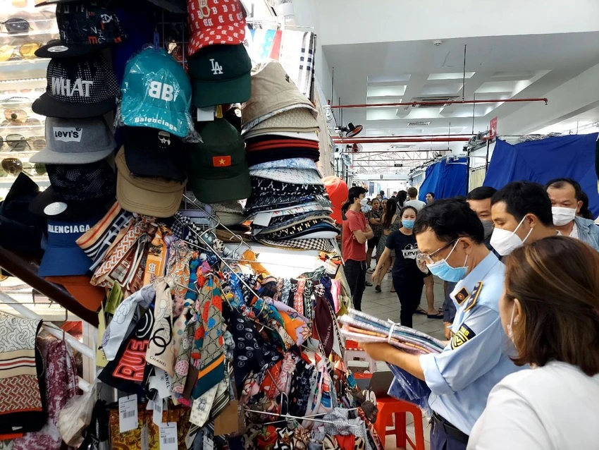 Cục QLTT TP.HCM chia thành 6 Tổ công tác kiểm tra 6 điểm kinh doanh tại Trung tâm thương mại Sài Gòn Square. Ảnh: QLTT Cục QLTT TP.HCM chia thành 6 Tổ công tác kiểm tra 6 điểm kinh doanh tại Trung tâm thương mại Sài Gòn Square. Ảnh: QLTT
