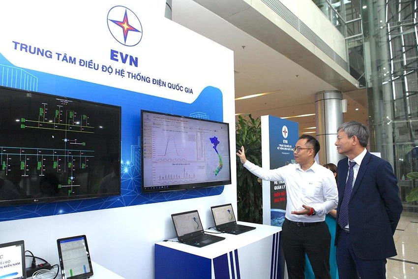 Ông Trần Đình Nhân, Tổng Giám đốc EVN nghe các đơn vị chia sẻ về phần mềm, thiết bị liên quan đến chuyển đổi số trong hệ thống điện. Ảnh: H.LINH Ông Trần Đình Nhân, Tổng Giám đốc EVN nghe các đơn vị chia sẻ về phần mềm, thiết bị liên quan đến chuyển đổi số trong hệ thống điện. Ảnh: H.LINH