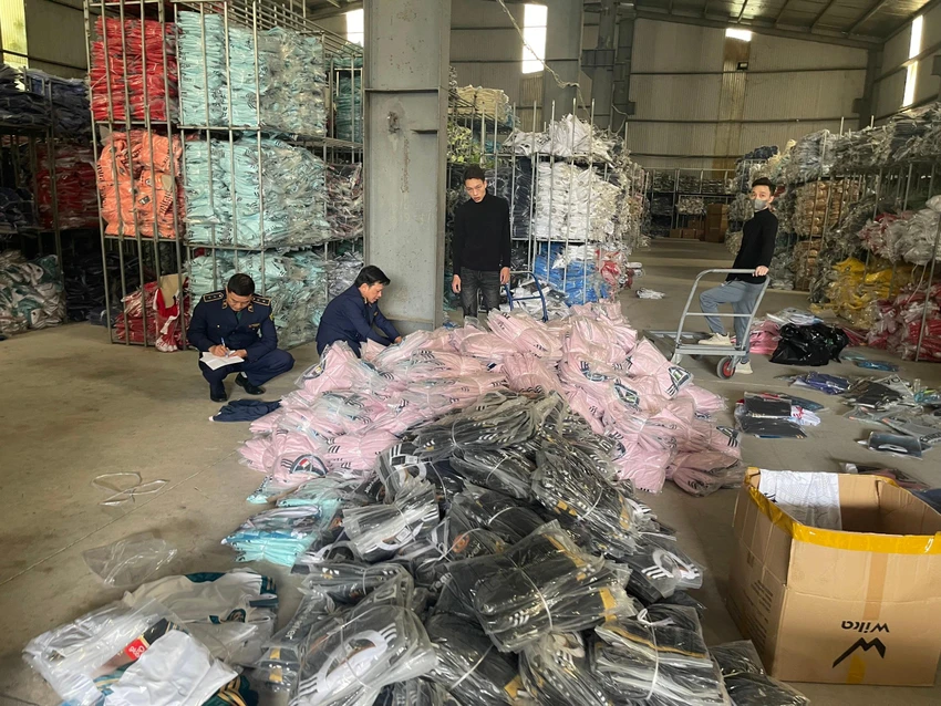 Lực lượng chức năng đã thu giữ toàn bộ số hàng để xử lý theo quy định. Ảnh: DMS Lực lượng chức năng đã thu giữ toàn bộ số hàng để xử lý theo quy định. Ảnh: DMS