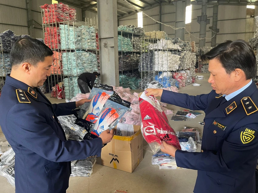 Các bộ thể thao này có dấu hiệu nghi giả mạo các nhãn hiệu nổi tiếng như Nike, Adidas... Ảnh: DMS Các bộ thể thao này có dấu hiệu nghi giả mạo các nhãn hiệu nổi tiếng như Nike, Adidas... Ảnh: DMS