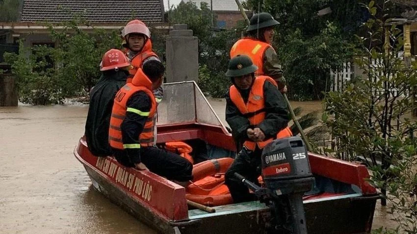 Lực lượng chức năng Thừa Thiên - Huế tìm kiếm người bị mất tích do bị lũ cuốn trong đợt mưa to những ngày đầu tháng 12. Ảnh: NGUYỄN DO