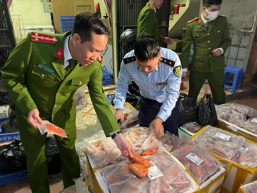 Lực lượng chức năng phát hiện trên 1 tấn thực phẩm đông lạnh không rõ nguồn gốc. Ảnh: QLTT Lực lượng chức năng phát hiện trên 1 tấn thực phẩm đông lạnh không rõ nguồn gốc. Ảnh: QLTT