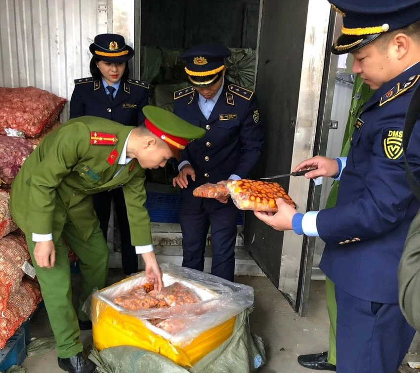 Thời điểm kiểm tra, một số sản phẩm đã bị biến đổi màu sắc thâm đen không đúng với bản chất tự nhiên của hàng hóa. Ảnh: QLTT Yên Bái Thời điểm kiểm tra, một số sản phẩm đã bị biến đổi màu sắc thâm đen không đúng với bản chất tự nhiên của hàng hóa. Ảnh: QLTT Yên Bái
