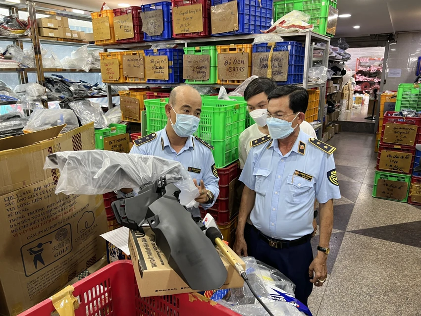 Lực lượng Quản lý thị trường đang làm việc tại một cửa hàng kinh doanh phụ tùng xe máy trong Chợ Tân Thành. Ảnh: Tổng cục QLTT. Lực lượng Quản lý thị trường đang làm việc tại một cửa hàng kinh doanh phụ tùng xe máy trong Chợ Tân Thành. Ảnh: Tổng cục QLTT.