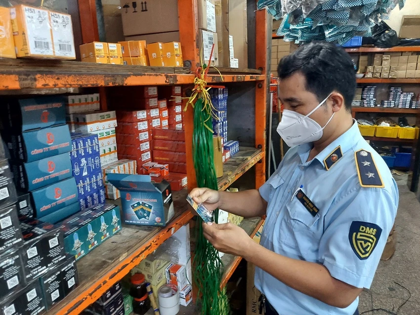 Lực lượng Quản lý thị trường kiểm tra hàng hoá trong cửa hàng kinh doanh phụ tùng xe máy ngày 21-12. Ảnh: Tổng cục QLTT Lực lượng Quản lý thị trường kiểm tra hàng hoá trong cửa hàng kinh doanh phụ tùng xe máy ngày 21-12. Ảnh: Tổng cục QLTT