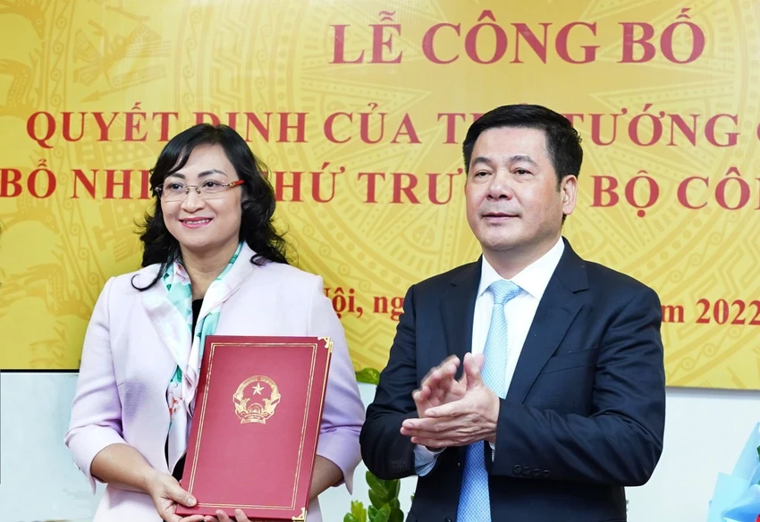 Thừa ủy quyền của Thủ tướng Chính phủ, Bộ trưởng Nguyễn Hồng Diên trao Quyết định điều động, bổ nhiệm Thứ trưởng Phan Thị Thắng. Ảnh: BCT Thừa ủy quyền của Thủ tướng Chính phủ, Bộ trưởng Nguyễn Hồng Diên trao Quyết định điều động, bổ nhiệm Thứ trưởng Phan Thị Thắng. Ảnh: BCT