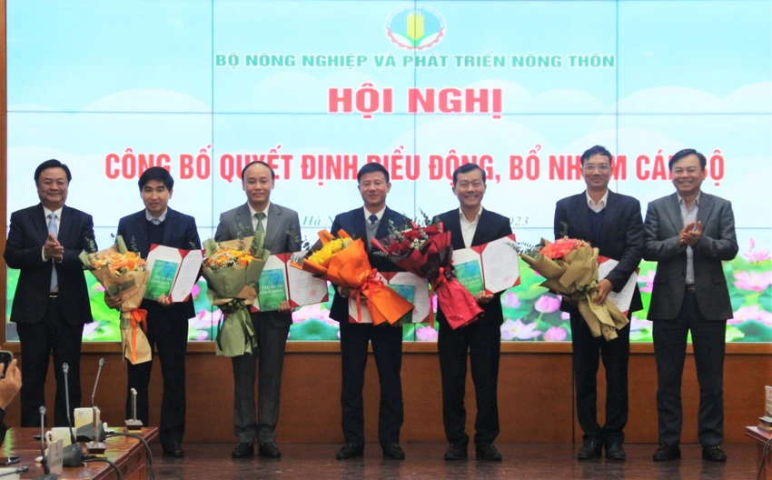 Bộ NN&PTNT tổ chức công bố quyết định thành lập các cơ quan, đơn vị trực thuộc và điều động, bổ nhiệm cán bộ. Ảnh: VĂN GIANG Bộ NN&PTNT tổ chức công bố quyết định thành lập các cơ quan, đơn vị trực thuộc và điều động, bổ nhiệm cán bộ. Ảnh: VĂN GIANG