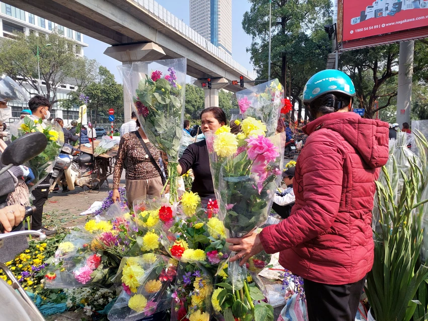 Dịp Tết Nguyên đán năm nay, hoa thược dược có giá cao hơn mọi năm. Ảnh: AH Dịp Tết Nguyên đán năm nay, hoa thược dược có giá cao hơn mọi năm. Ảnh: AH