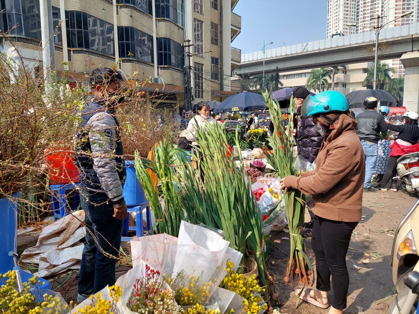 Trưa 30 Tết, giá hoa lay ơn dao động từ 120.000-170.000 đồng/chục, tuỳ loại. Ảnh: AH Trưa 30 Tết, giá hoa lay ơn dao động từ 120.000-170.000 đồng/chục, tuỳ loại. Ảnh: AH