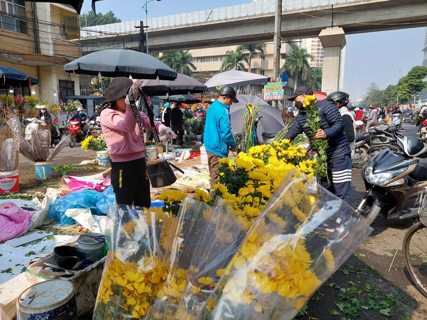 Trưa 30 Tết, lượng người mua sắm tại chợ hoa Hà Đông không đông như mọi năm. Ảnh: AH Trưa 30 Tết, lượng người mua sắm tại chợ hoa Hà Đông không đông như mọi năm. Ảnh: AH