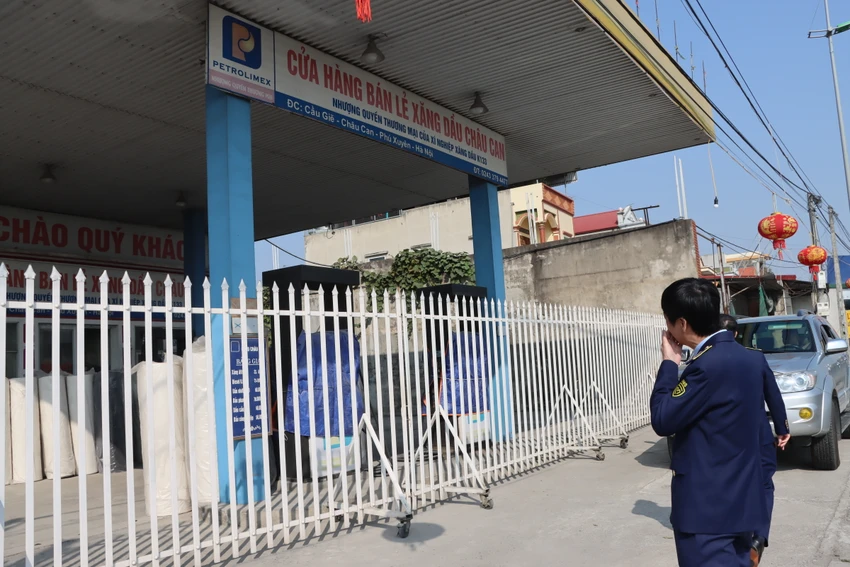 Tổ công tác phát hiện cửa hàng bán lẻ xăng dầu Châu Can đóng cửa, ngừng kinh doanh. Ảnh: QLTT Tổ công tác phát hiện cửa hàng bán lẻ xăng dầu Châu Can đóng cửa, ngừng kinh doanh. Ảnh: QLTT