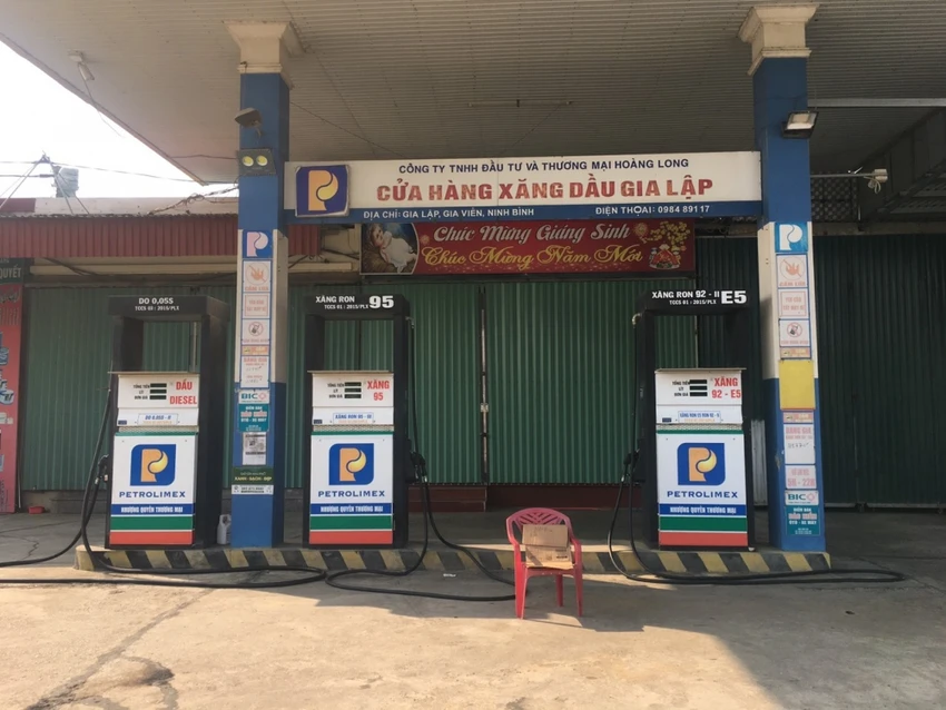 Một cửa hàng xăng dầu ở Ninh Bình đóng cửa ngừng bán hàng bị lực lượng chức năng kiểm tra. Ảnh: QLTT Một cửa hàng xăng dầu ở Ninh Bình đóng cửa ngừng bán hàng bị lực lượng chức năng kiểm tra. Ảnh: QLTT