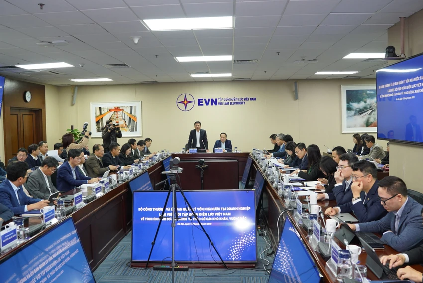 Bộ trưởng Công Thương Nguyễn Hồng Diên và Chủ tịch Uỷ ban Quản lý vốn nhà nước tại doanh nghiệp chủ trì cuộc làm việc với EVN. Ảnh: AH