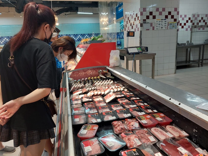Người dân mua thịt heo tại siêu thị. Ảnh: AH Người dân mua thịt heo tại siêu thị. Ảnh: AH