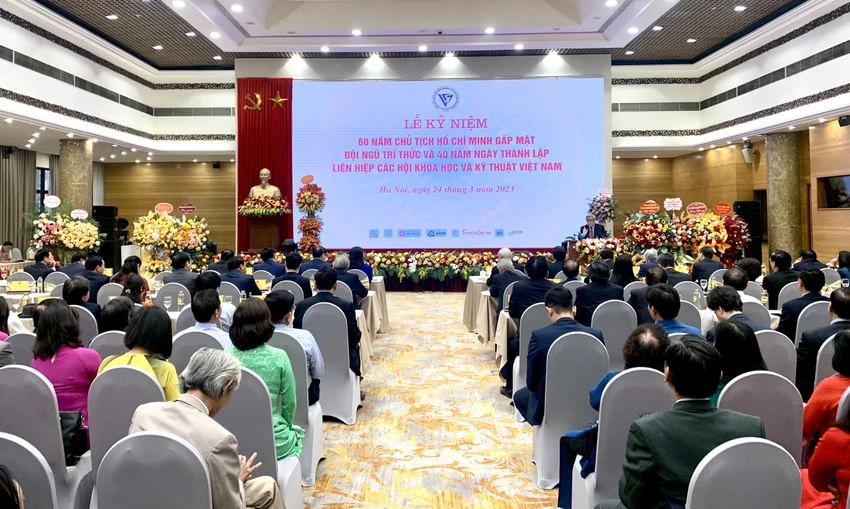 Lễ kỷ niệm 60 năm Chủ tịch Hồ Chí Minh gặp mặt đội ngũ trí thức và 40 năm ngày thành lập Liên hiệp các Hội Khoa học và Kỹ thuật Việt Nam được tổ chức long trọng vào sáng nay. Ảnh: LÊ HỒNG Lễ kỷ niệm 60 năm Chủ tịch Hồ Chí Minh gặp mặt đội ngũ trí thức và 40 năm ngày thành lập Liên hiệp các Hội Khoa học và Kỹ thuật Việt Nam được tổ chức long trọng vào sáng nay