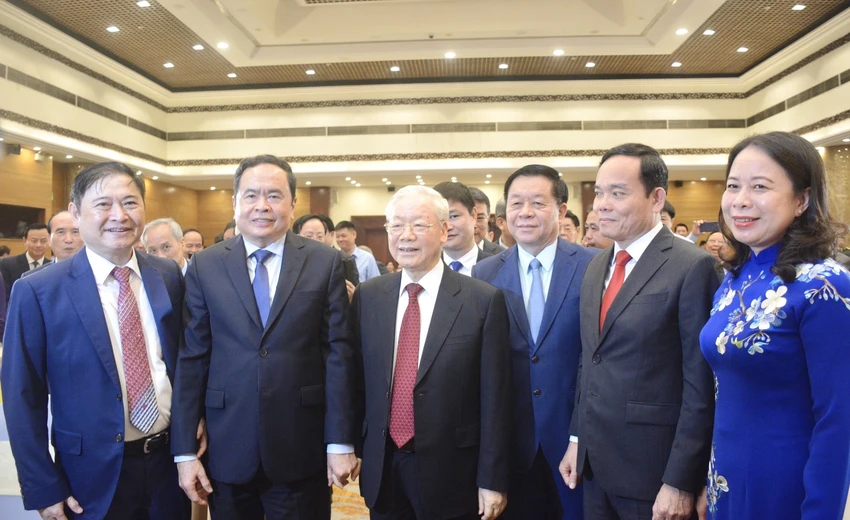 Tổng Bí thư Nguyễn Phú Trọng cùng các lãnh đạo Đảng, Nhà nước, Mặt trận Tổ quốc Việt Nam tham dự lễ kỷ niệm. Ảnh: LÊ HỒNG Tổng Bí thư Nguyễn Phú Trọng cùng các đồng chí lãnh đạo Đảng, Nhà nước, Mặt trận Tổ quốc Việt Nam tham dự lễ kỷ niệm