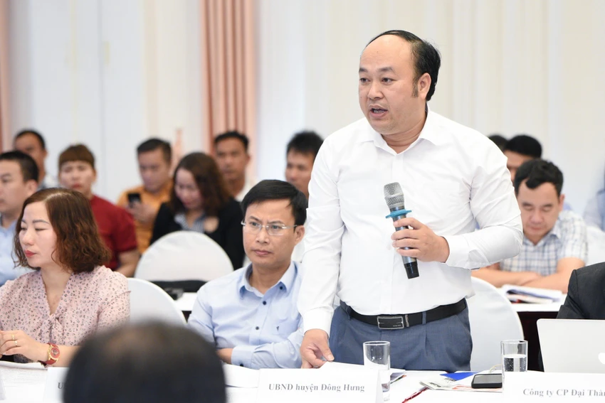 Ông Vương Đức Hằng, Phó Chủ tịch UBND huyện Đông Hưng nêu ý kiến tại diễn đàn. Ông Vương Đức Hằng, Phó Chủ tịch UBND huyện Đông Hưng nêu ý kiến tại diễn đàn.