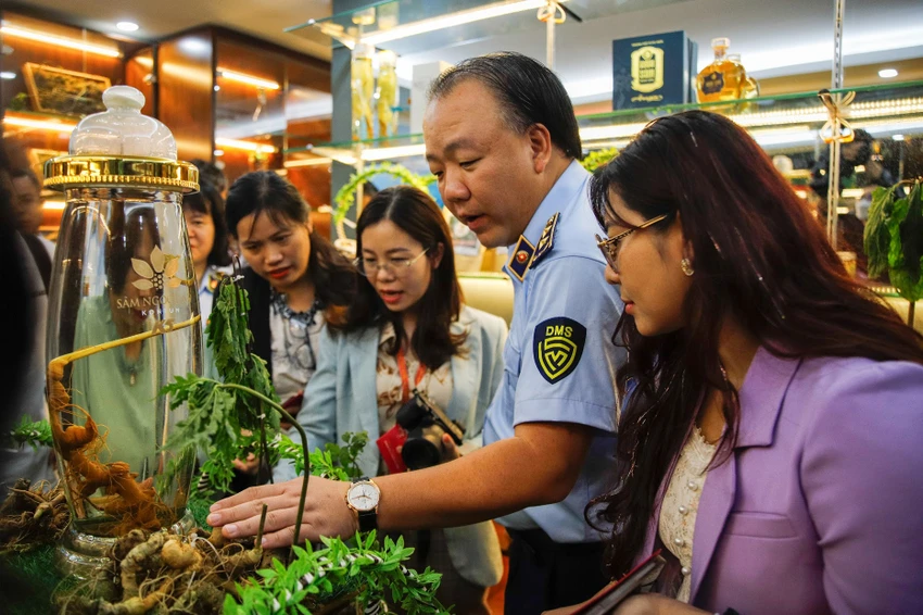 Tổng cục trưởng Tổng cục Quản lý thị trường Trần Hữu Linh hướng dẫn cách nhận diện sâm Ngọc Linh và các loại sâm khác.