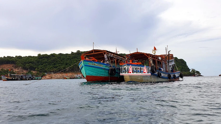 Tàu cá Việt Nam ra khơi bám biển sản xuất, góp phần bảo vệ vững chắc chủ quyền biển đảo của Tổ quốc. Ảnh: CHÂU ANH Tàu cá Việt Nam ra khơi bám biển sản xuất, góp phần bảo vệ vững chắc chủ quyền biển đảo của Tổ quốc. Ảnh: CHÂU ANH