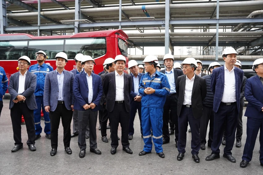 Bộ trưởng Nguyễn Hồng Diên làm việc, khảo sát tại nhà máy lọc hoá dầu Nghi Sơn vào tháng 1-2023. Ảnh: BCT Bộ trưởng Nguyễn Hồng Diên làm việc, khảo sát tại nhà máy lọc hoá dầu Nghi Sơn vào tháng 1-2023. Ảnh: BCT