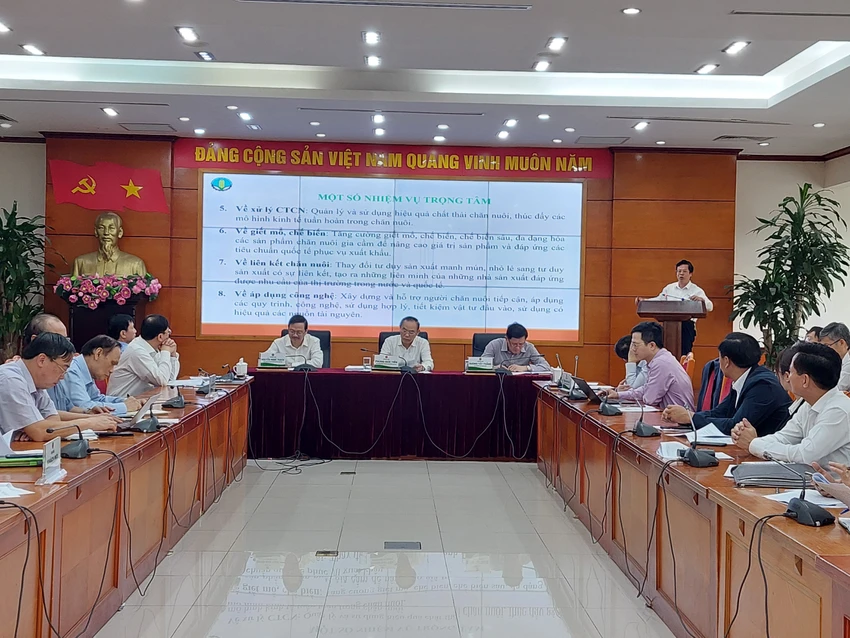 Hội nghị đánh giá thực trạng và đề xuất giải pháp chăn nuôi gia cầm trong tình hình mới sáng 27-4. Ảnh: AH