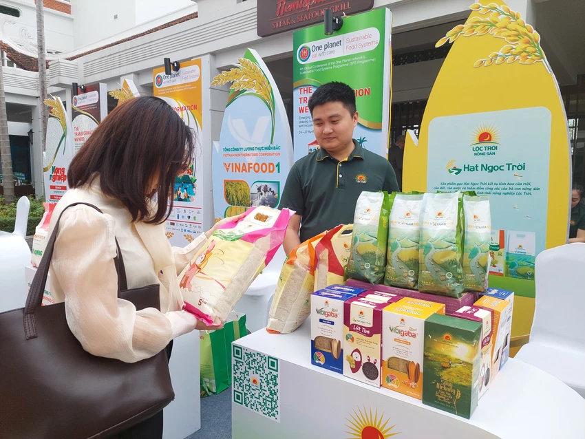 Đẩy mạnh tiêu thụ gạo tại thị trường trong nước. Ảnh: AH Đẩy mạnh tiêu thụ gạo tại thị trường trong nước. Ảnh: AH