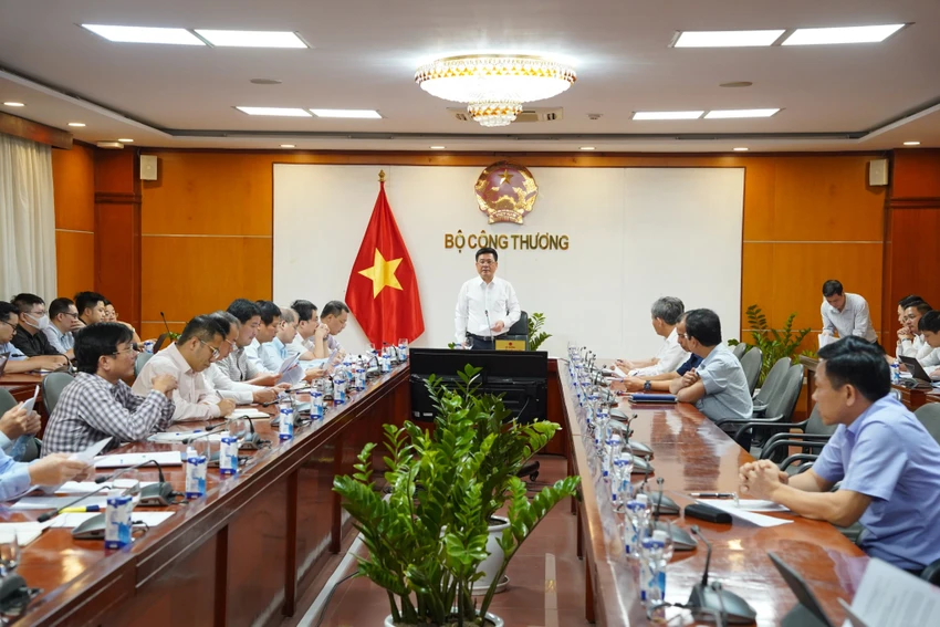 Bộ trưởng Nguyễn Hồng Diên chủ trì họp về kế hoạch cung cấp điện trong những tháng cao điểm nắng nóng năm 2023.