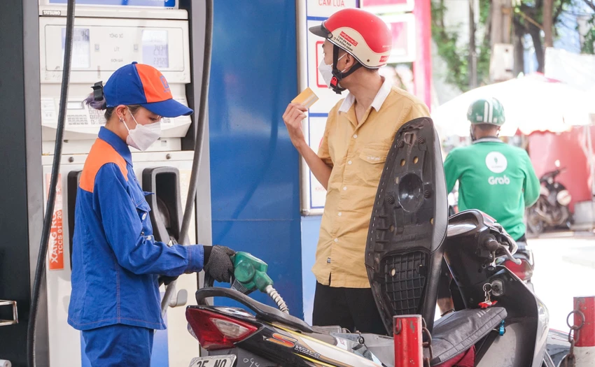 DN bán lẻ xăng dầu đang gặp rất nhiều khó khăn do quy định trong Nghị định số 95/2021/NĐ-CP về kinh doanh xăng dầu nhiều bất cập. Ảnh minh hoạ: PHI HÙNG