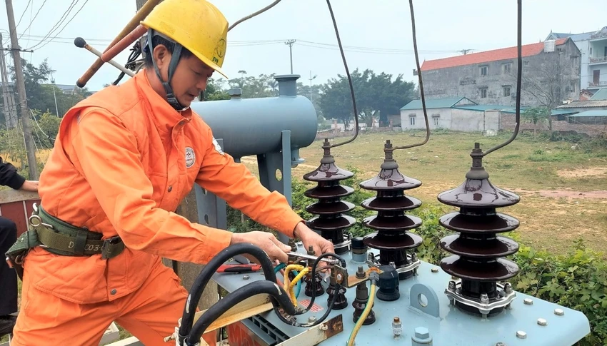 TP.Móng Cái cắt điện để đấu nối đường dây 110kv Móng Cái- Đông Hưng. Ảnh: THU HẰNG - Cổng TTĐT Móng Cái TP.Móng Cái cắt điện để đấu nối đường dây 110kv Móng Cái- Đông Hưng. Ảnh: THU HẰNG - Cổng TTĐT Móng Cái