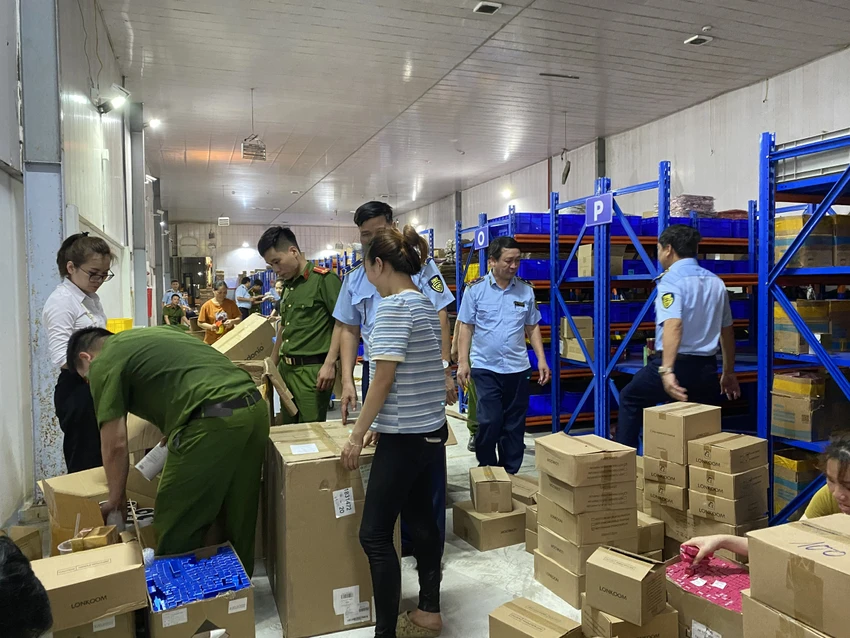 Lực lượng chức năng khám đột xuất kho hàng rộng gần 2.000 m2 của Công ty TNHH Việt Tường Thuận. Ảnh: DMS Lực lượng chức năng khám đột xuất kho hàng rộng gần 2.000 m2 của Công ty TNHH Việt Tường Thuận. Ảnh: DMS