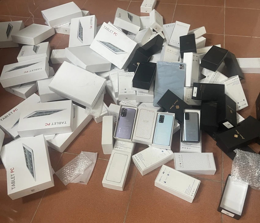 Lực lượng chức năng phát hiện hơn 3.000 sản phẩm là điện thoại, máy tính bảng, đồng hồ thông minh có dấu hiệu nhập lậu. Ảnh: DMS Lực lượng chức năng phát hiện hơn 3.000 sản phẩm là điện thoại, máy tính bảng, đồng hồ thông minh có dấu hiệu nhập lậu. Ảnh: DMS