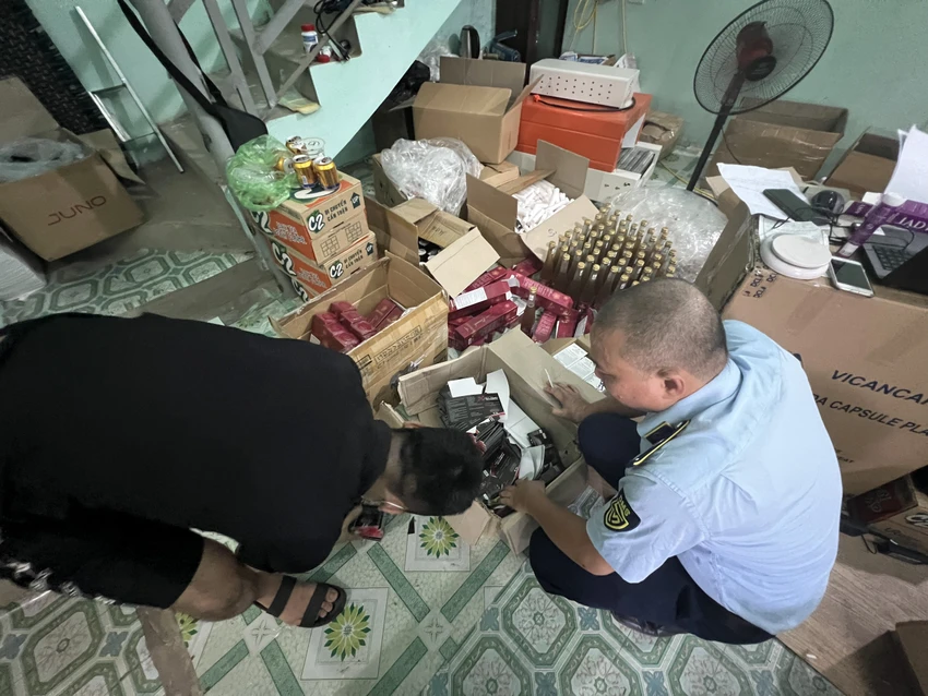 Cơ sở sản xuất thực phẩm chức năng này là một căn nhà cấp 4 ẩm thấp nằm sâu trong thôn Cao Sơn, xã Tiên Phương, huyện Chương Mỹ, Hà Nội. Ảnh: DMS Cơ sở sản xuất thực phẩm chức năng này là một căn nhà cấp 4 ẩm thấp nằm sâu trong thôn Cao Sơn, xã Tiên Phương, huyện Chương Mỹ, Hà Nội. Ảnh: DMS
