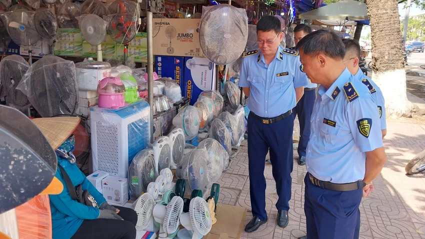 Lực lượng Quản lý thị trường giám sát, kiểm tra kiểm soát hoạt động kinh doanh máy phát điện, quạt tích điện... Ảnh: DMS