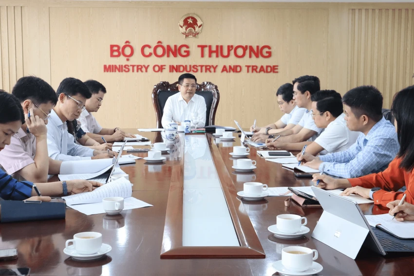 Bộ trưởng Nguyễn Hồng Diên làm việc với đoàn thanh tra, sáng 9-6. Ảnh: BCT