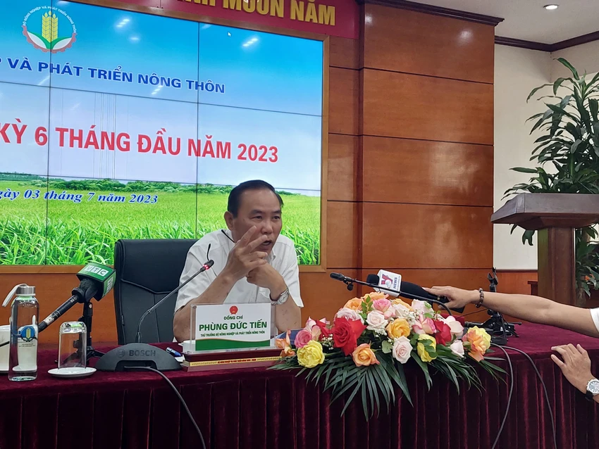 Thứ trưởng Phùng Đức Tiến thông tin về công tác chống khai thác IUU tại họp báo. Ảnh: AH Thứ trưởng Phùng Đức Tiến thông tin về công tác chống khai thác IUU tại họp báo. Ảnh: AH