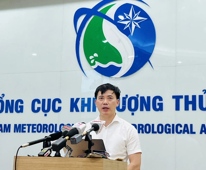 Ông Nguyễn Văn Hưởng, Trưởng phòng Dự báo thời tiết, Trung tâm Dự báo khí tượng thuỷ văn quốc gia cung cấp thông tin về diễn biến bão số 1. Ông Nguyễn Văn Hưởng, Trưởng phòng Dự báo thời tiết, Trung tâm Dự báo khí tượng thuỷ văn quốc gia cung cấp thông tin về diễn biến bão số 1.