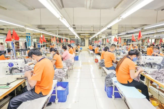 Kim ngạch xuất khẩu dệt may 6 tháng chỉ ước đạt đạt 18,6 tỉ USD, giảm 17,6% so với cùng kỳ. Ảnh minh hoạ: Vinatex Kim ngạch xuất khẩu dệt may 6 tháng chỉ ước đạt đạt 18,6 tỉ USD, giảm 17,6% so với cùng kỳ. Ảnh minh hoạ: Vinatex