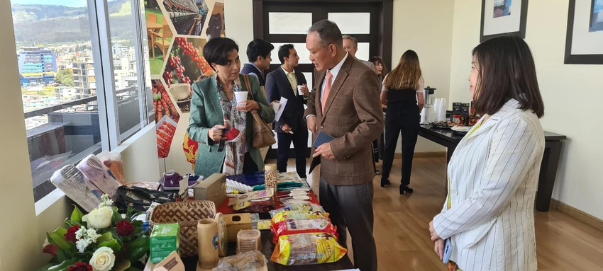 Khách mời tham quan hàng mẫu xuất khẩu của Việt Nam. Ảnh: BCT Khách mời tham quan hàng mẫu xuất khẩu của Việt Nam. Ảnh: BCT